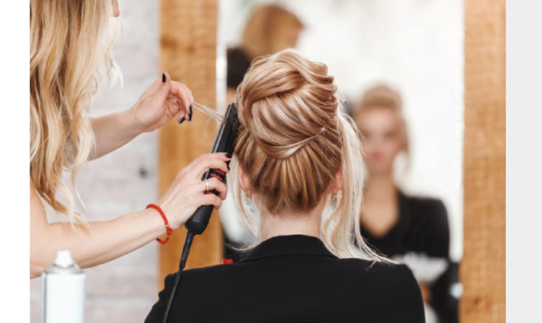 Keindahan di Balik Cermin: Momen Artistik Penciptaan Gaya Rambut Updo yang Elegan